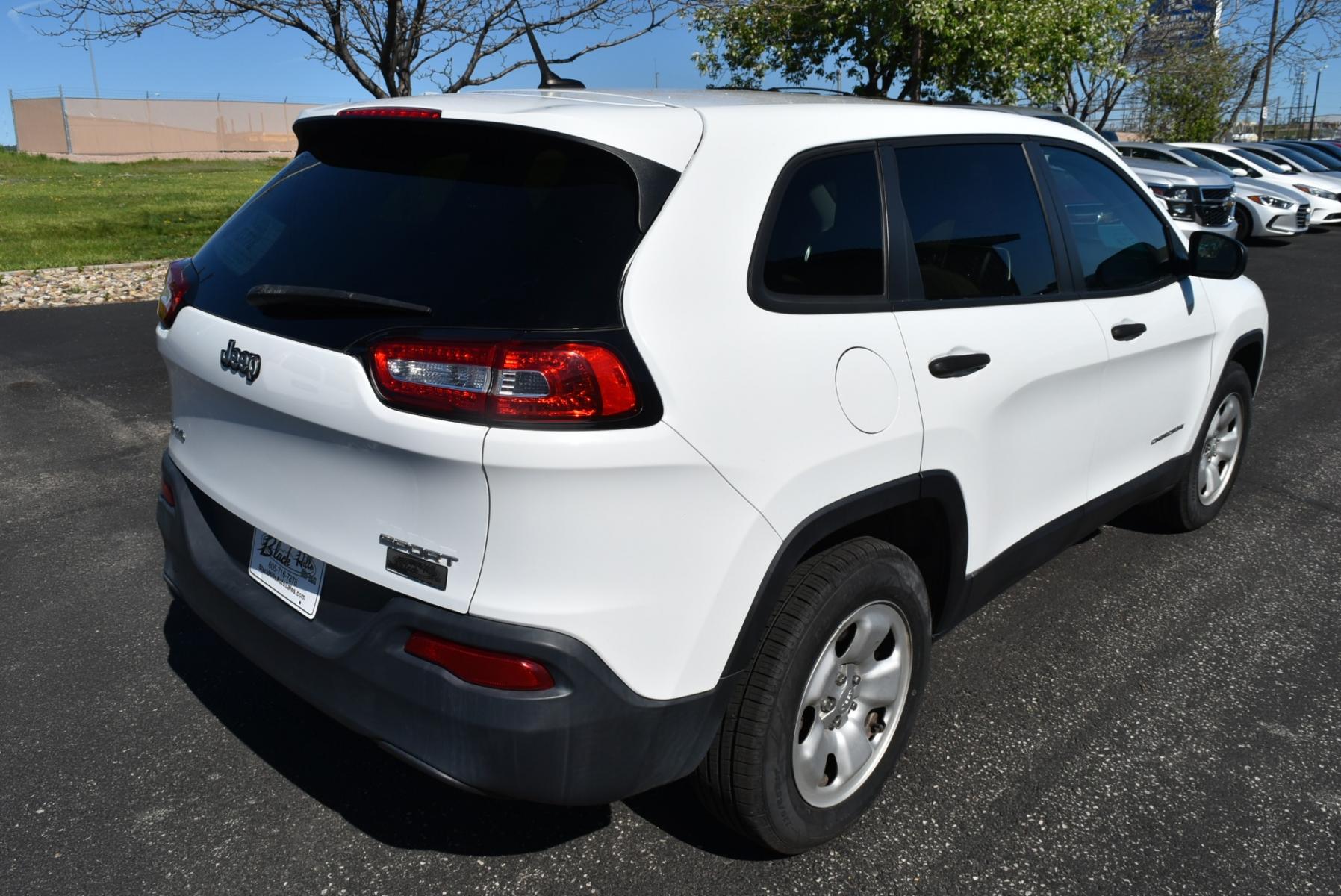 2016 White /Black Jeep Cherokee Sport (1C4PJMAB3GW) with an 2.4L 4 Cyl Multi-Air engine, 9-Speed Automatic transmission, located at 1600 E Hwy 44, Rapid City, SD, 57703, (605) 716-7878, 44.070232, -103.171410 - Photo #7